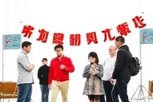 《长街拾光》片场侧拍中主演与官宣造型差异明显的服装