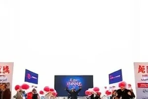 《第七码头》改版定档海报中的日期与主视觉色带